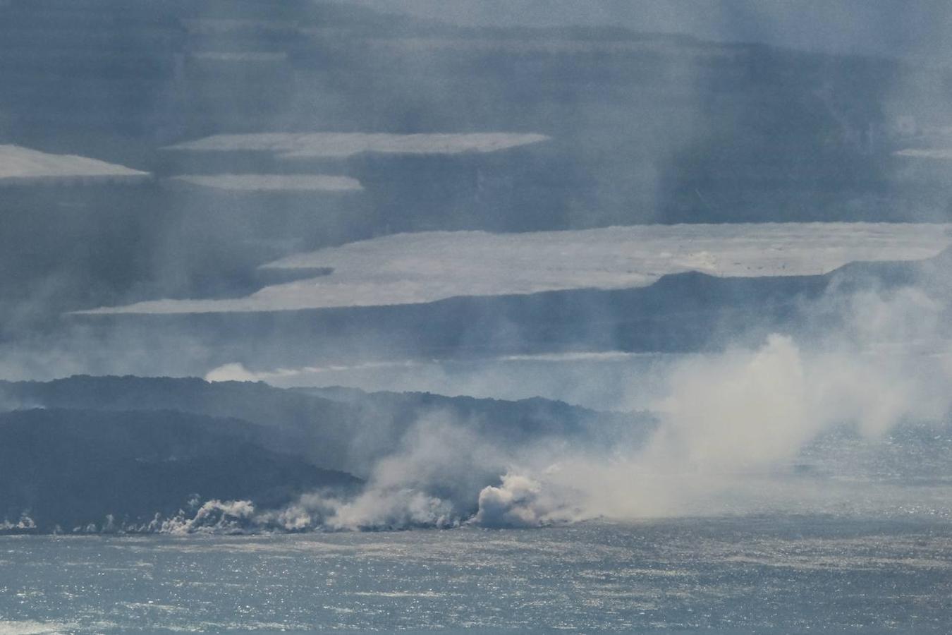 La colada del volcán de La Palma, que llegó al mar la pasada noche, ha formado un pequeño delta de lava. 