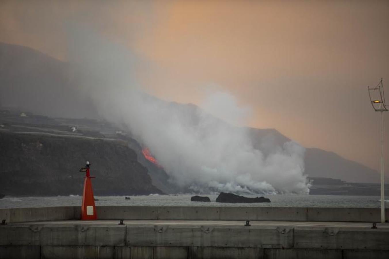 El humo tiene escasa toxicidad y no hay riesgo para la población. Como media de precaución, se ha establecido un perímetro de seguridad en torno a la zona. 