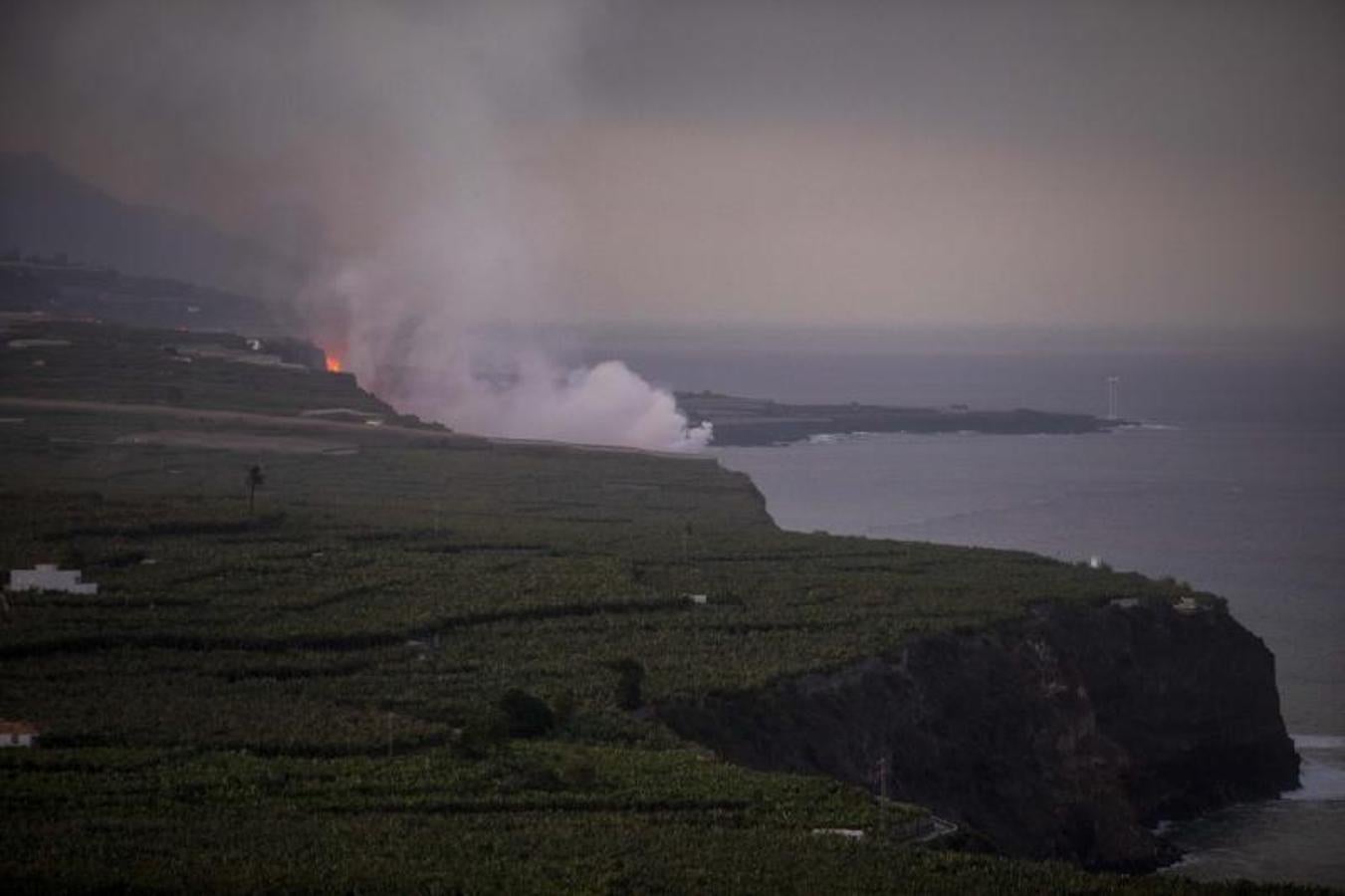 El volcán ha empezado a formar un delta de lava tras su llegada al mar. 