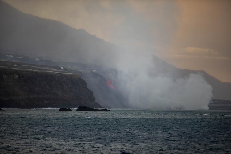 Espectácular imagen de la humareda generada al entrar la lava en el océano. 