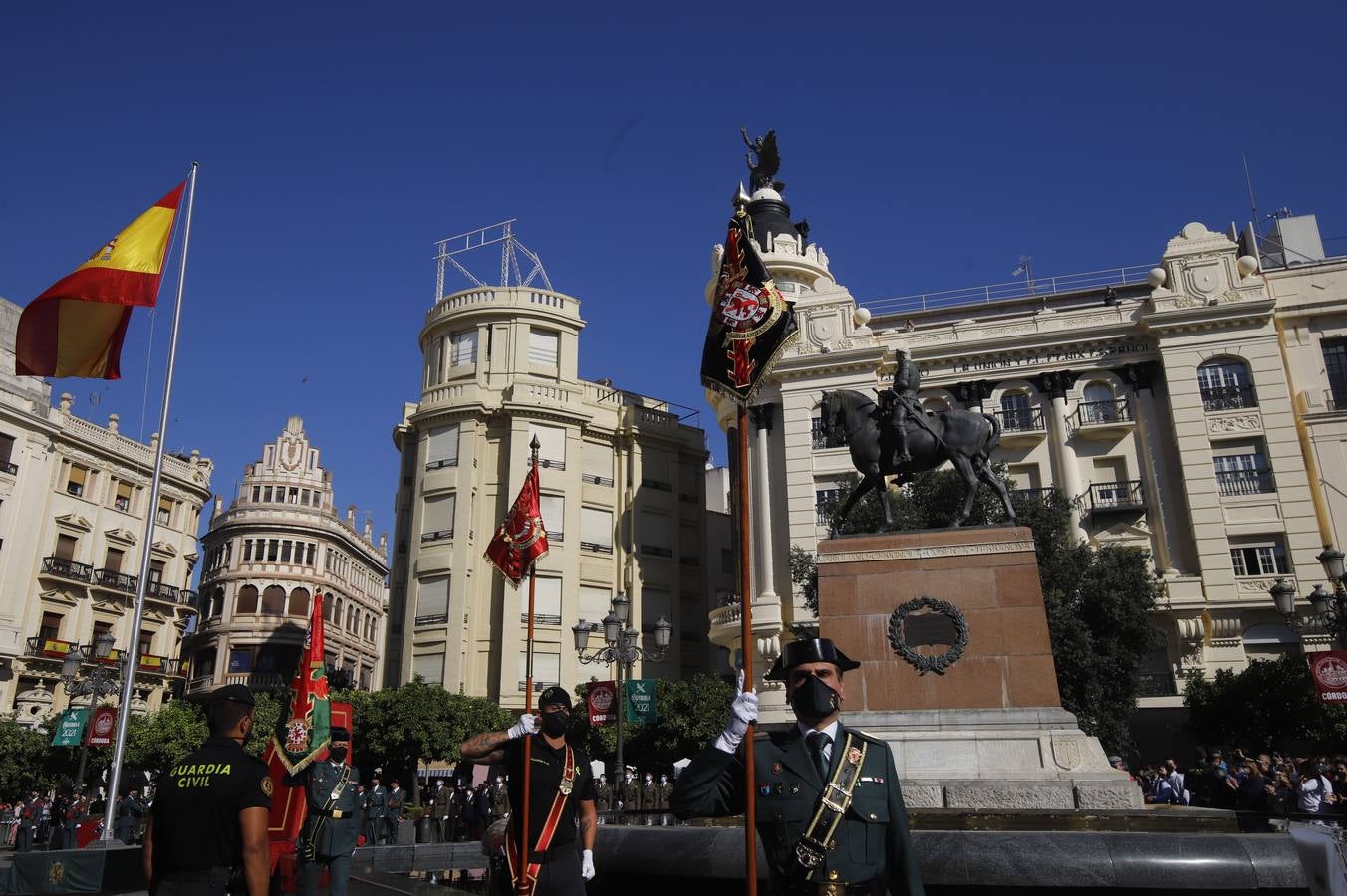 El izado de la bandera de España en los actos de la Guardia Civil por su patrona, en imágenes (II)