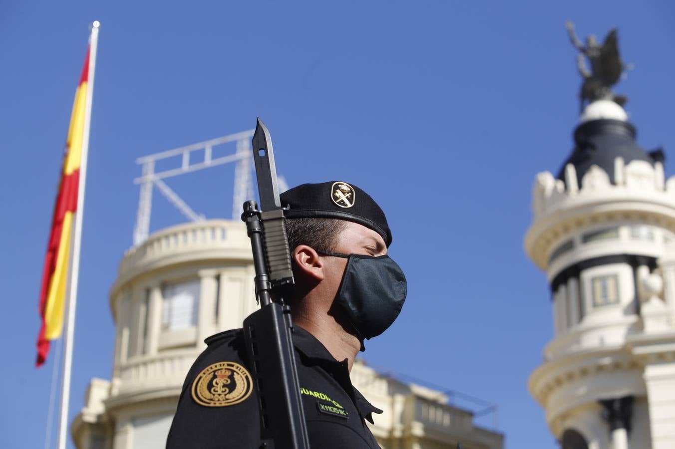 El izado de la bandera de España en los actos de la Guardia Civil por su patrona, en imágenes (II)