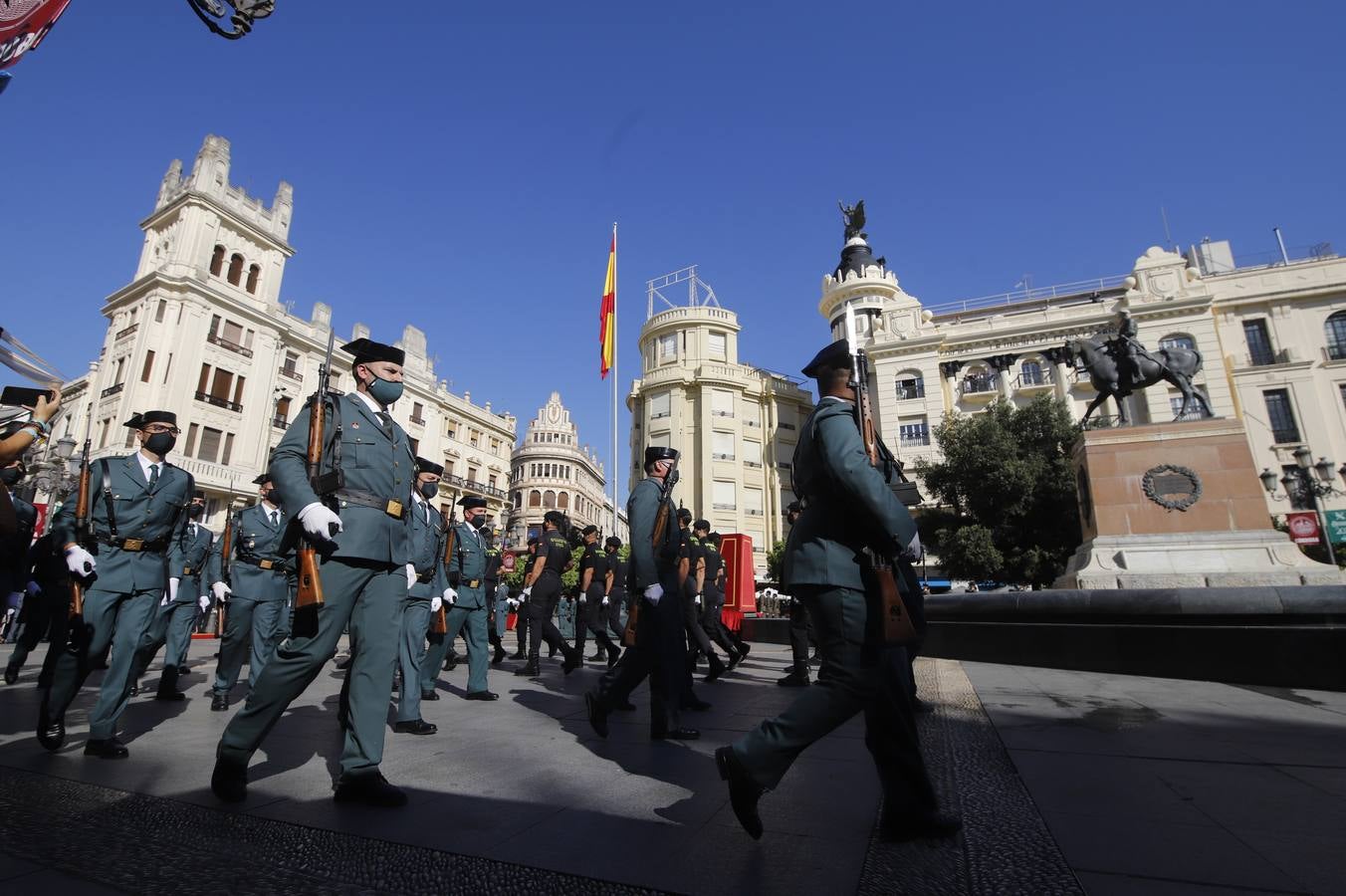 El izado de la bandera de España en los actos de la Guardia Civil por su patrona, en imágenes (II)