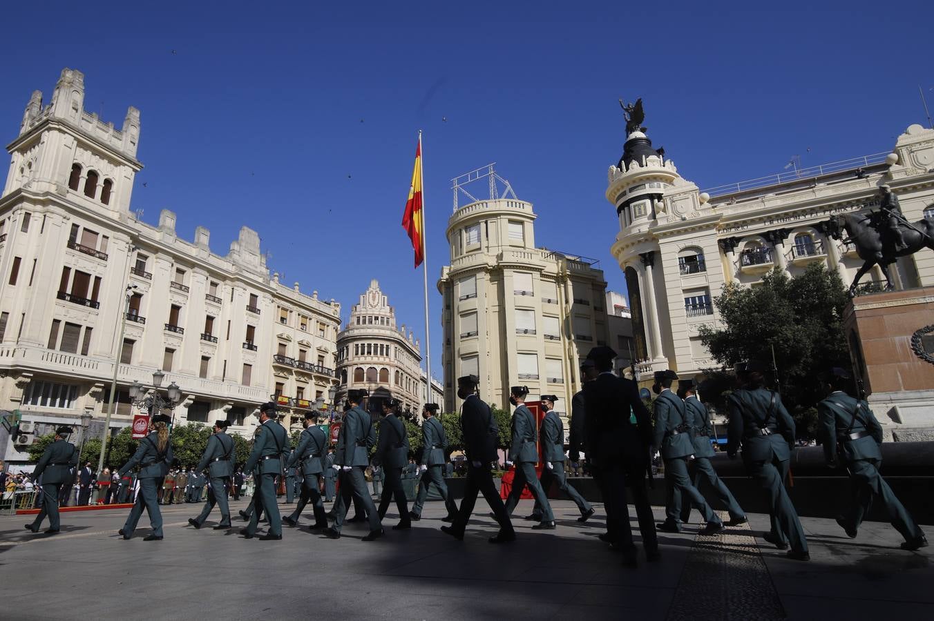 El izado de la bandera de España en los actos de la Guardia Civil por su patrona, en imágenes (II)