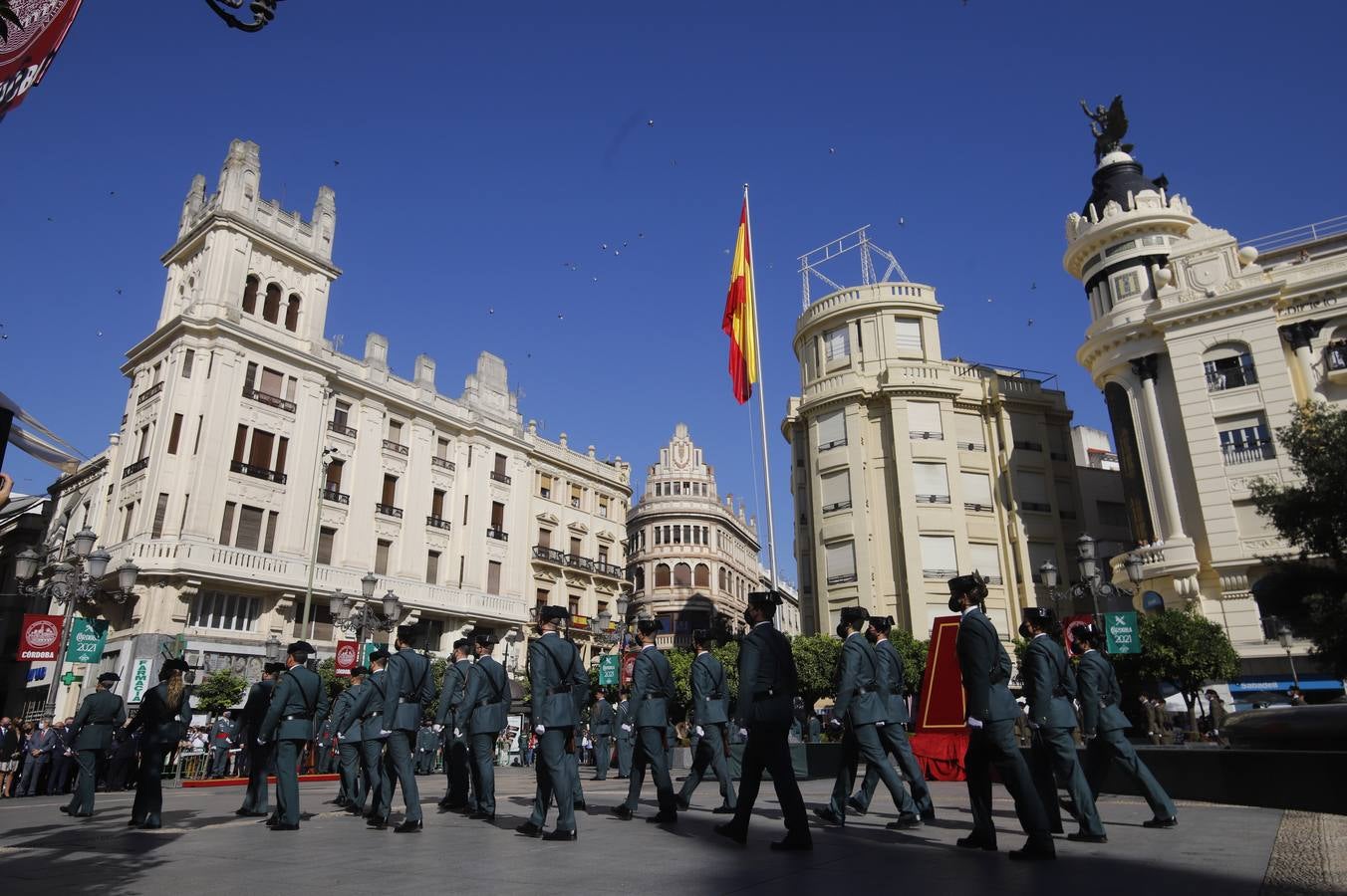 El izado de la bandera de España en los actos de la Guardia Civil por su patrona, en imágenes (II)