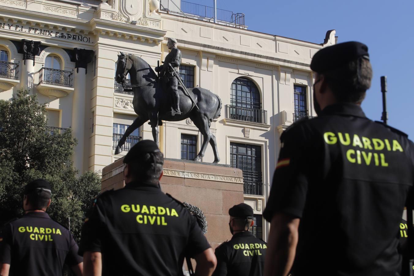 El izado de la bandera de España en los actos de la Guardia Civil por su patrona, en imágenes