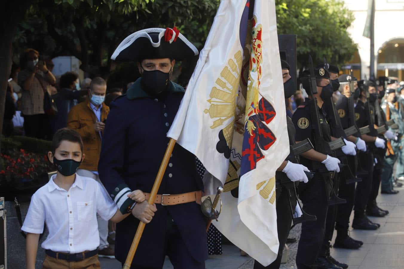 El izado de la bandera de España en los actos de la Guardia Civil por su patrona, en imágenes (II)