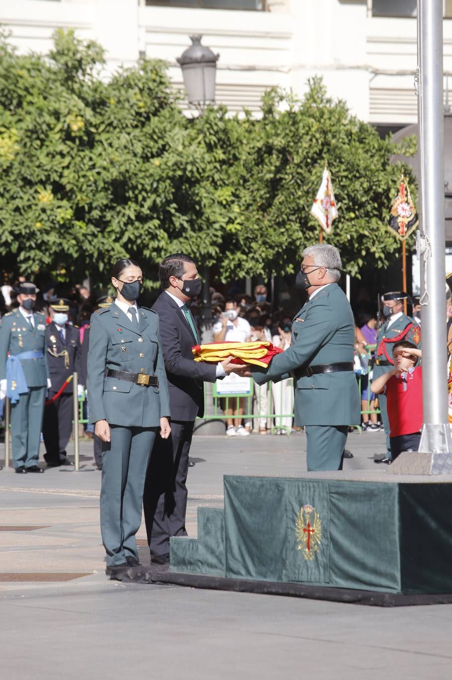 El izado de la bandera de España en los actos de la Guardia Civil por su patrona, en imágenes (II)