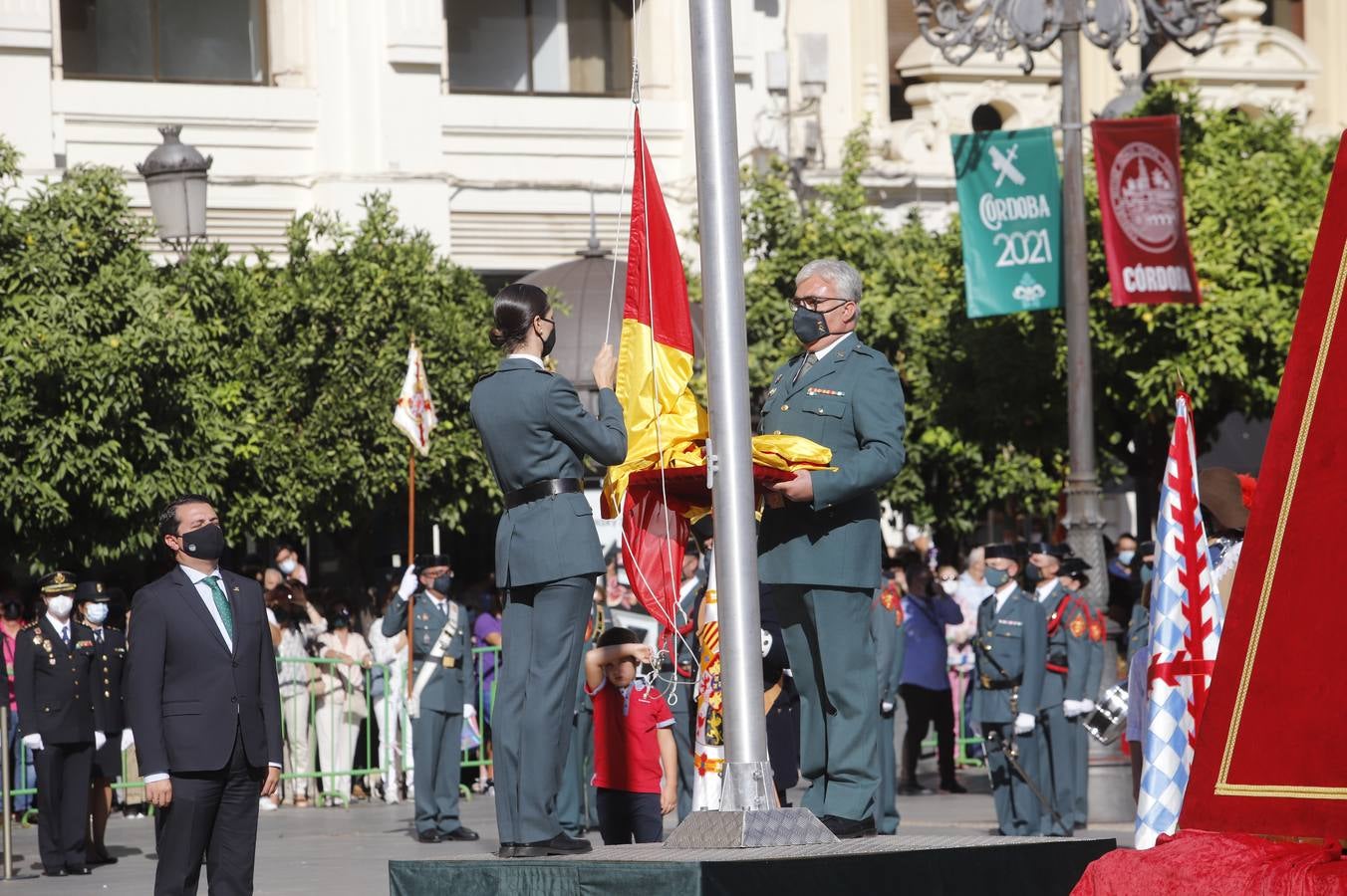 El izado de la bandera de España en los actos de la Guardia Civil por su patrona, en imágenes (II)