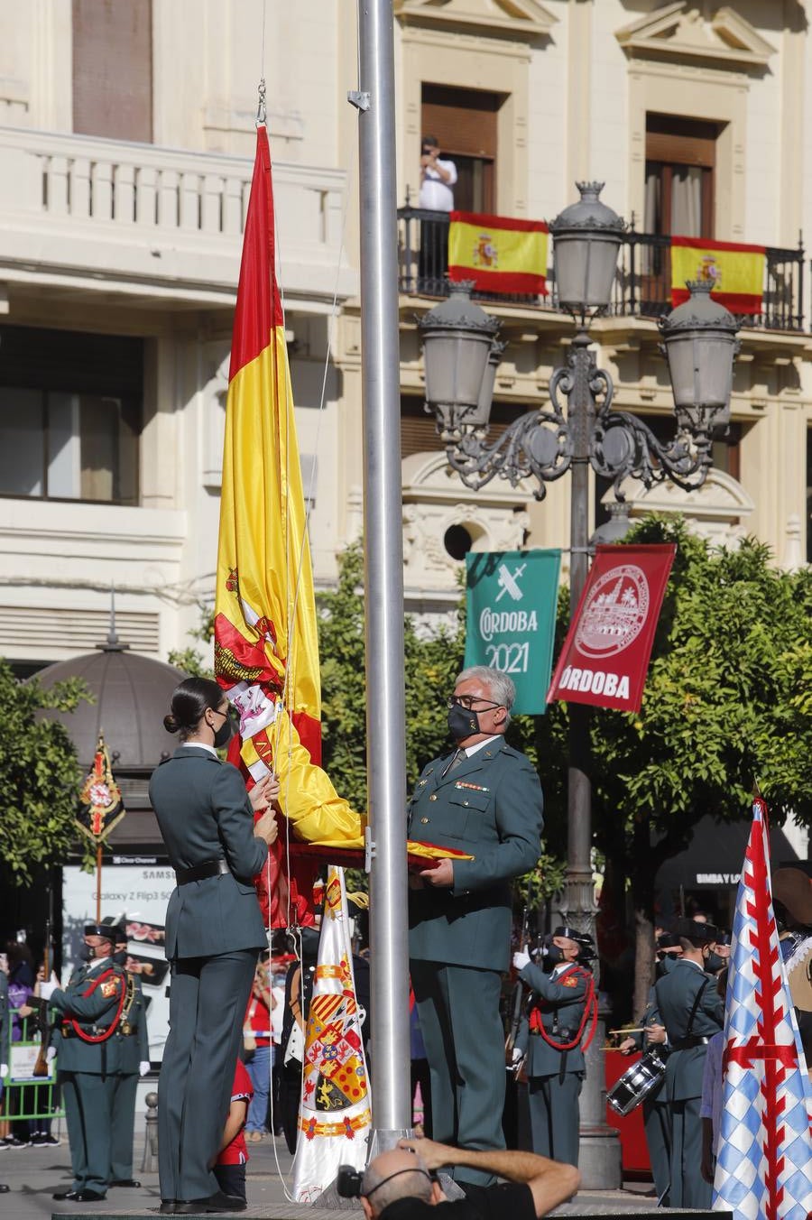 El izado de la bandera de España en los actos de la Guardia Civil por su patrona, en imágenes (II)