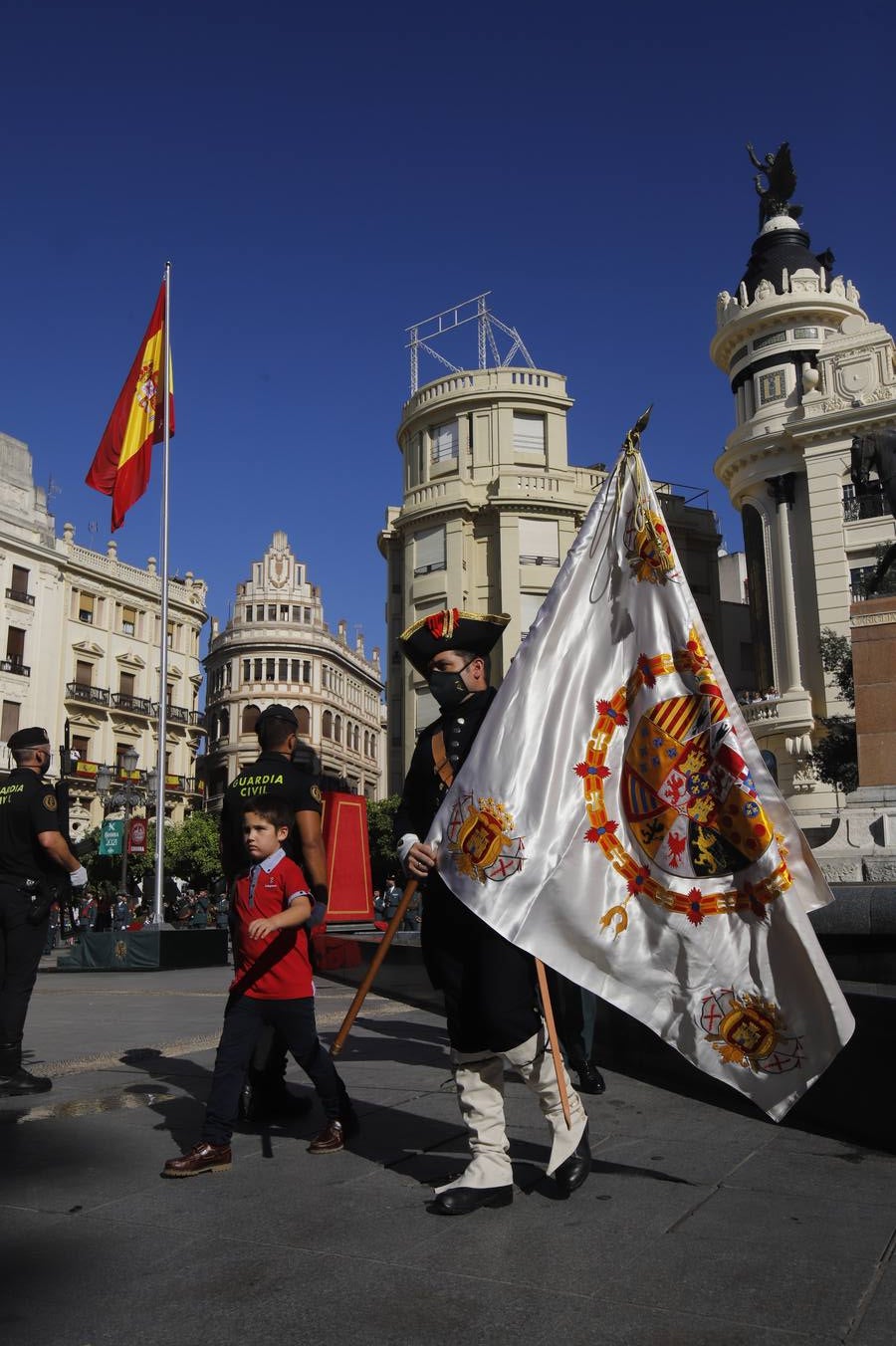 El izado de la bandera de España en los actos de la Guardia Civil por su patrona, en imágenes (II)