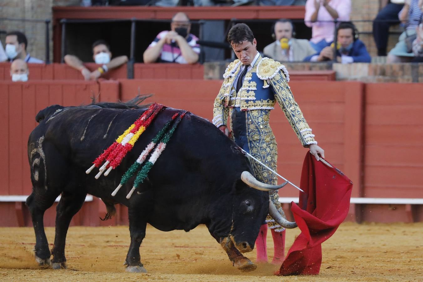 Daniel Luque, de azul y oro en la Maestranza