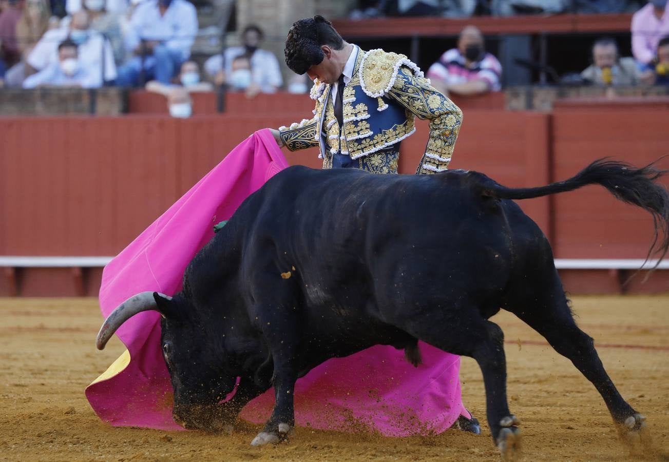 Daniel Luque, de azul y oro en la Maestranza