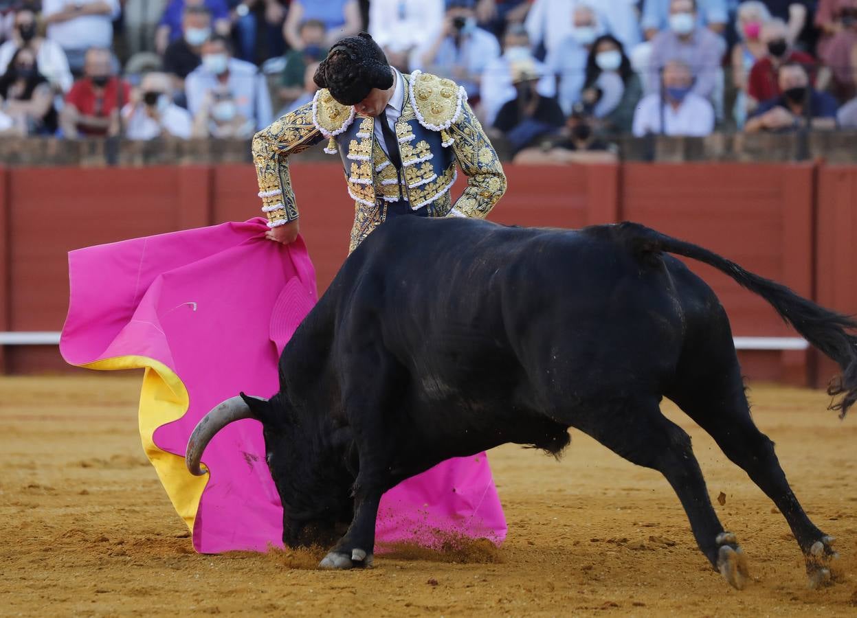 Daniel Luque, de azul y oro en la Maestranza