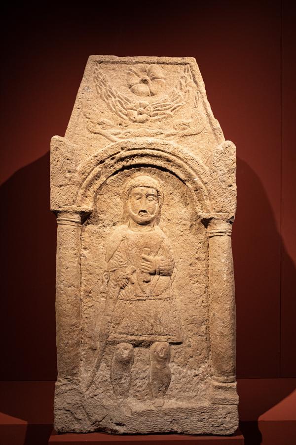 Pedestal funerario de Micia de los siglos II o III d.C. Según el director del Museo Nacional de Historia de Rumanía, pertenece a la tumba de un suboficial de Hispania que fue a la provincia de Dacia.. 