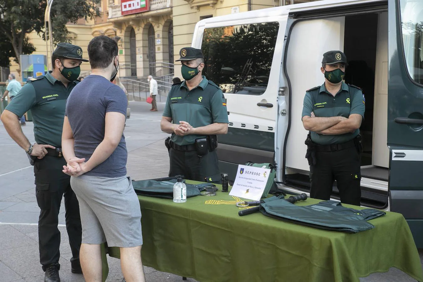 Día de la Patrona | En imágenes, los escolares de Córdoba conocen las tareas de la Guardia Civil