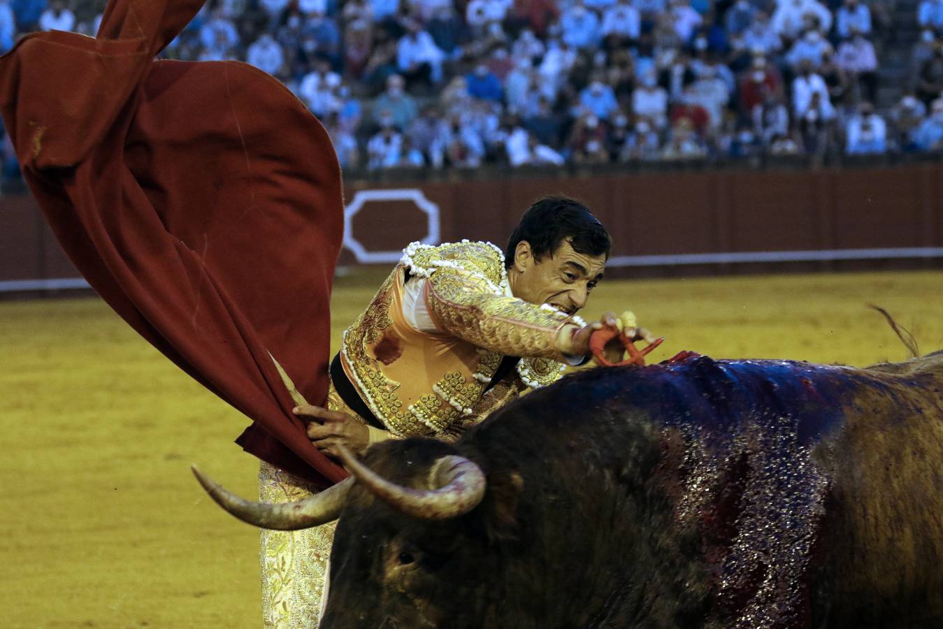 Paco Ureña, de rosa y oro en la Maestranza