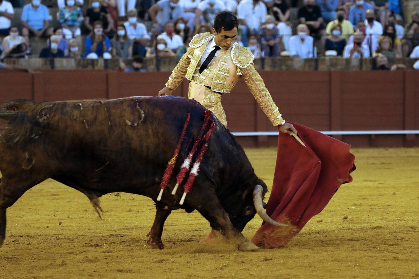 Paco Ureña, de rosa y oro en la Maestranza