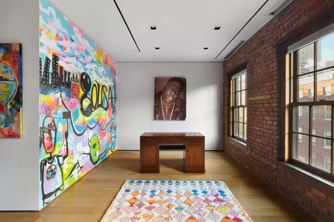 La casa de 26 millones que Kylie Jenner vende en Nueva York. La residencia es bastante extensa, pues tiene una superficie de casi 900 metros cuadrados donde no faltan los grandes ventanales y techos altos que contribuyen a que se vea todavía más amplia.