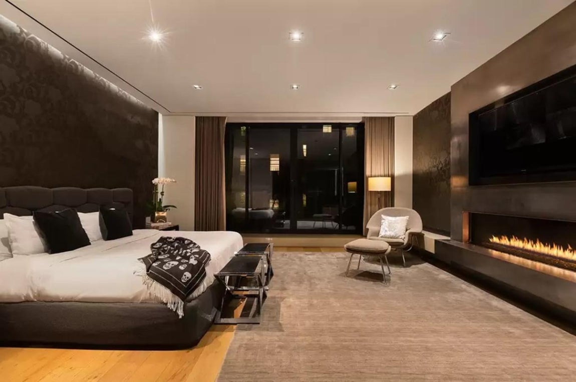 La casa de 26 millones que Kylie Jenner vende en Nueva York. Posee seis dormitorios de tipo suite con vestidor propio, todos ellos con vistas exteriores. La suite principal tiene también un pequeño salón privado y un despacho.