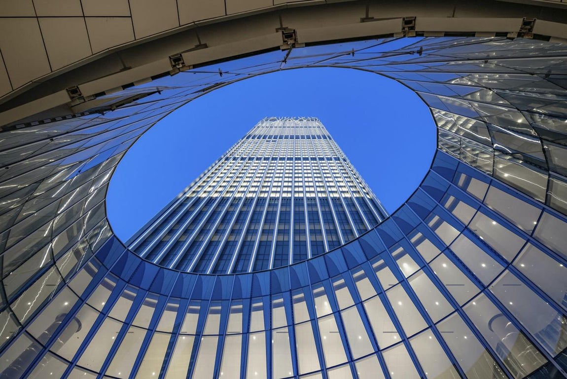 5. Qiantan Center Shanghai (China). Ubicado a lo largo de la orilla del río Huangpu, en Shanghai, está el Quiantan Center, un edificio de oficinas de 280 metros de altura y 56 plantas cuyo diseño está inspirado en los elementos naturales de la veta de la madera y el agua que fluye del río cercano. Este exquisito proyecto de Kohn Pedersen Fox Associates se ha alzado con otros premios como el Chicago Atheneaeum International Architecture Awards 2021.