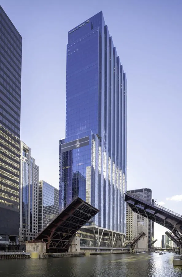 9. 110 North Wacker Drive, Chicago (EE. UU). Tiene una de las mejores ubicaciones entre los edificios de oficinas de Chicago, tanto en accesibilidad como en visibilidad. El North Wacker Drive es un rascacielos de 248 metros de altura y 55 plantas con forma trapezoidal obra de CBRE, Goettsch Partners y Clark Construction.