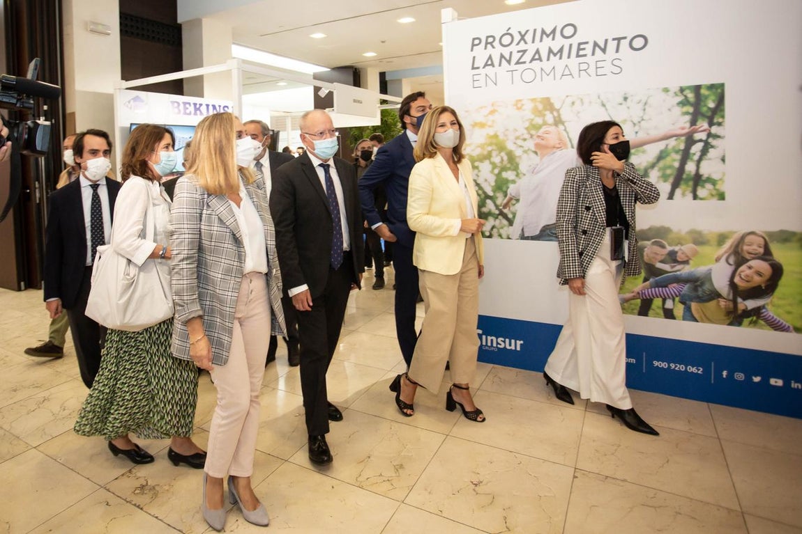 La consejera Marifrán Carazo Villalonga recorre el salón inmobiliario