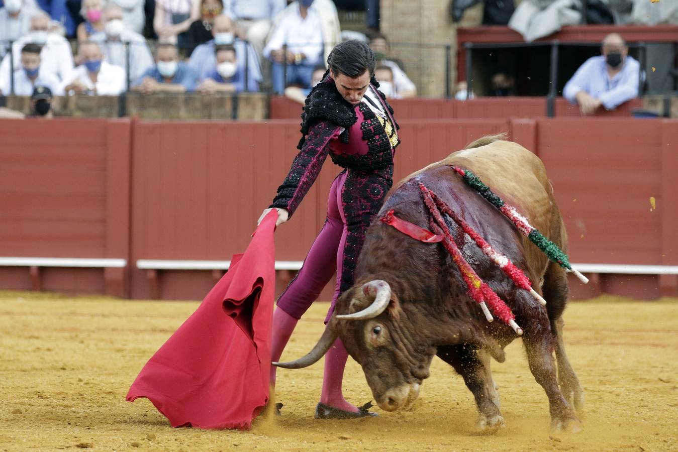 Juan Ortega, de rioja y azabache en la Maestranza