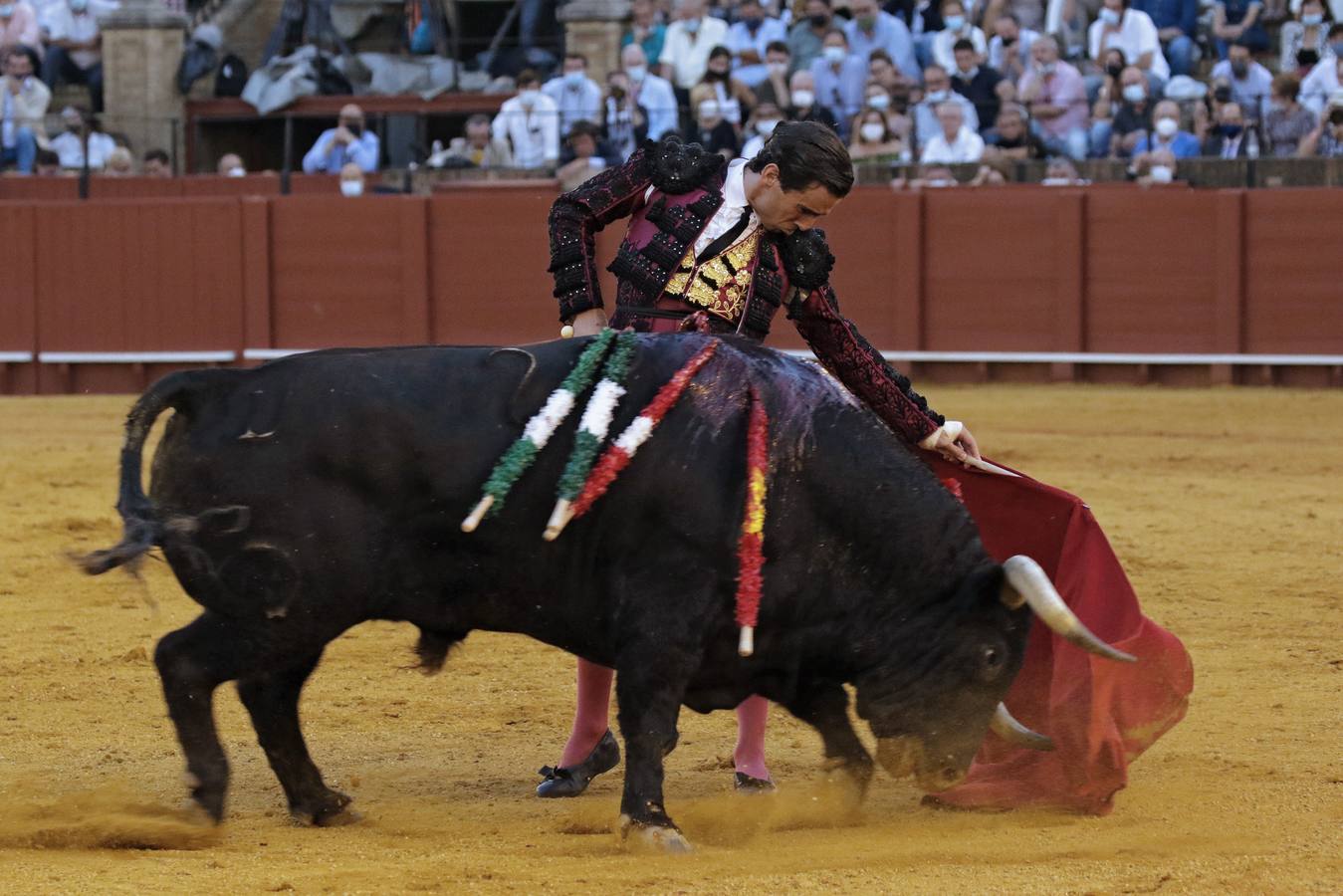 Juan Ortega, de rioja y azabache en la Maestranza