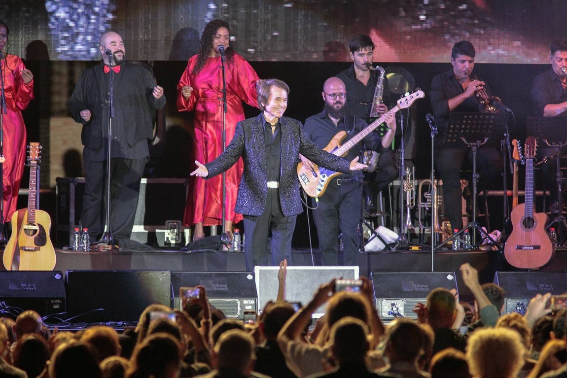 En imágenes, el concierto de Raphael en la Plaza de España
