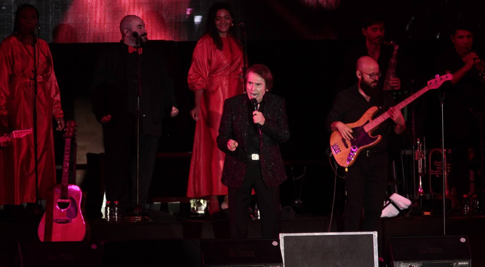 En imágenes, el concierto de Raphael en la Plaza de España