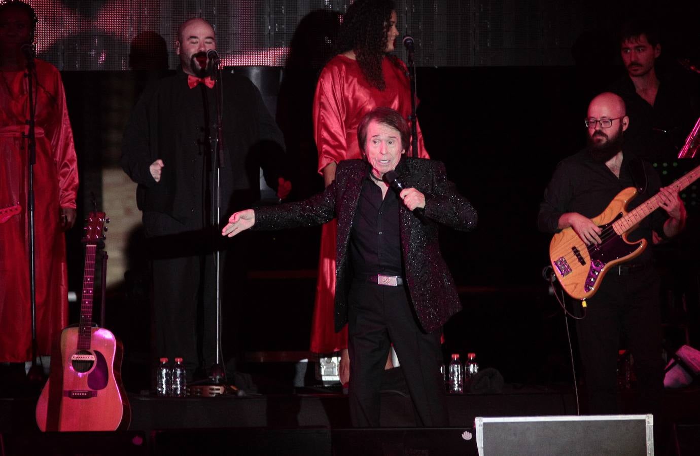 En imágenes, el concierto de Raphael en la Plaza de España