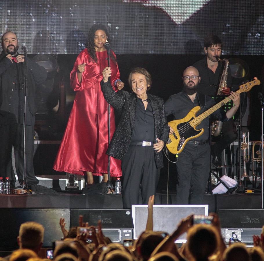 En imágenes, el concierto de Raphael en la Plaza de España