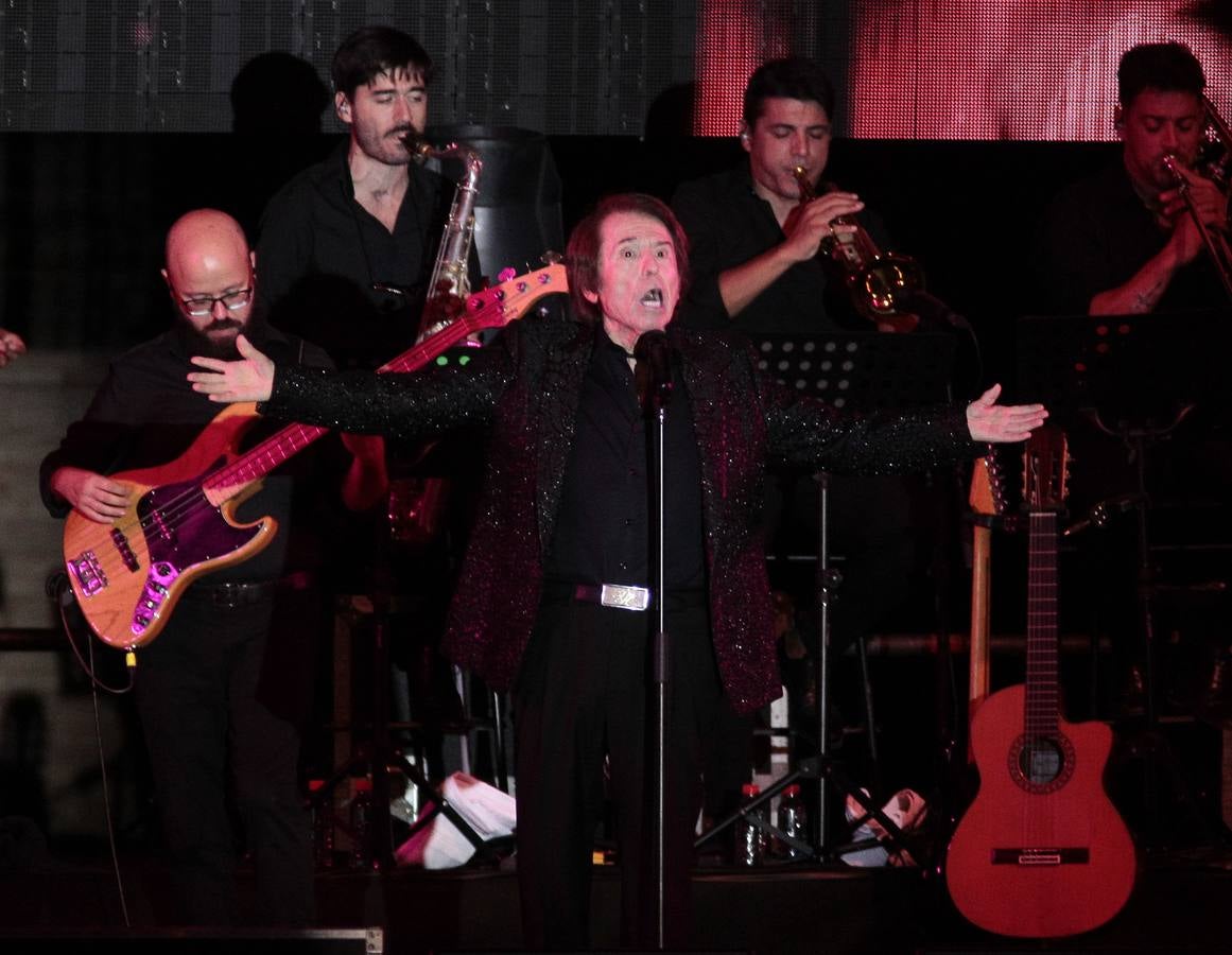 En imágenes, el concierto de Raphael en la Plaza de España