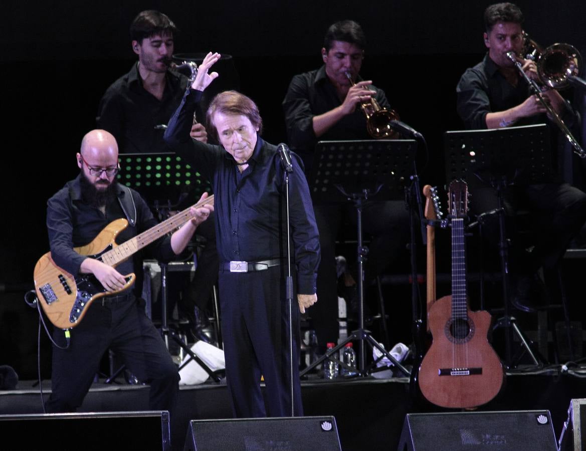 En imágenes, el concierto de Raphael en la Plaza de España