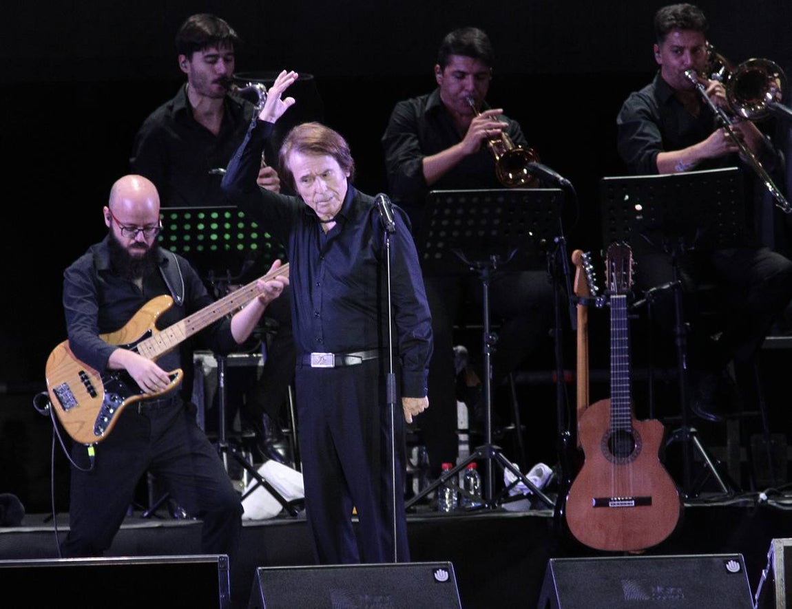 En imágenes, el concierto de Raphael en la Plaza de España