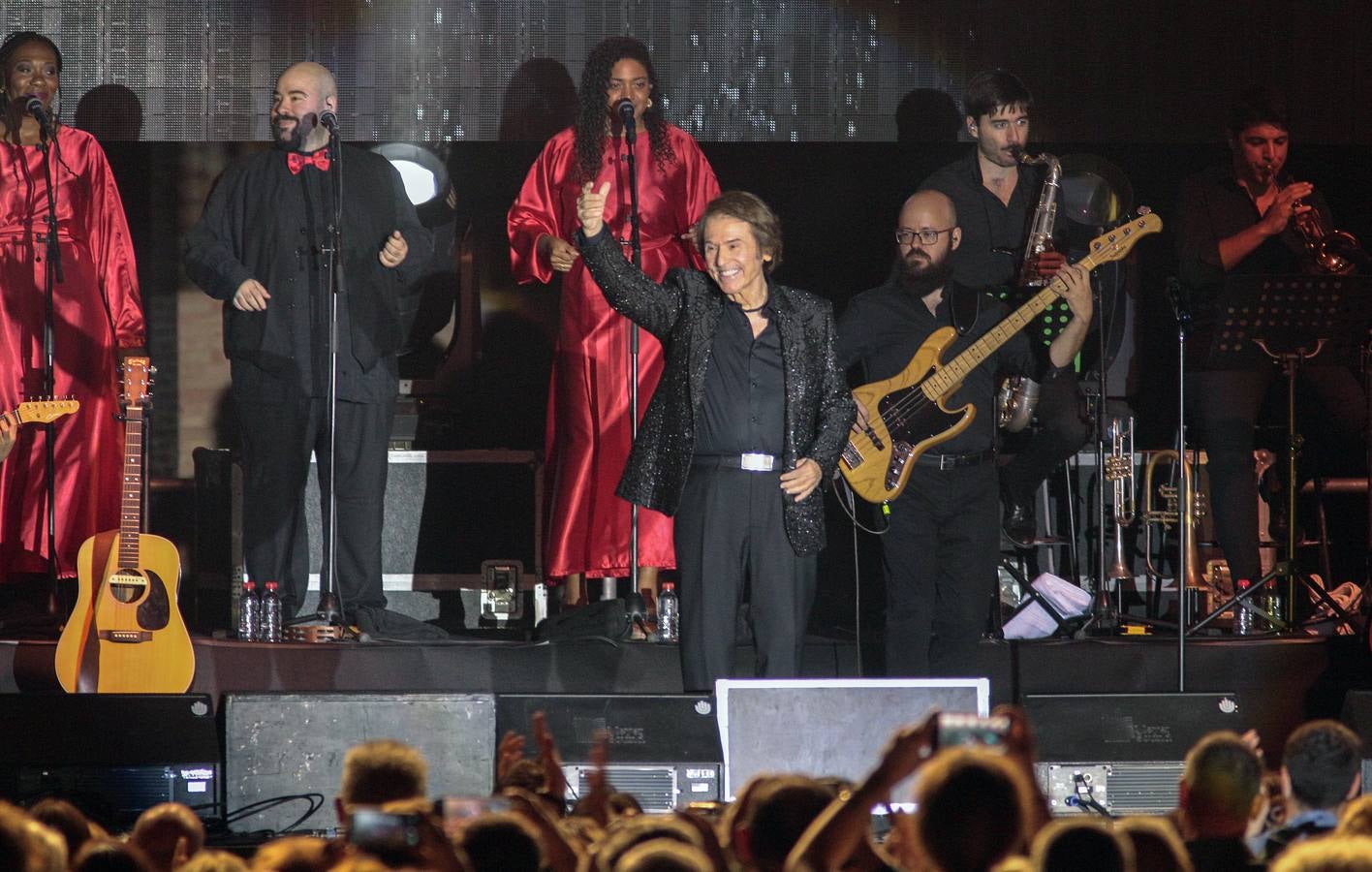 En imágenes, el concierto de Raphael en la Plaza de España