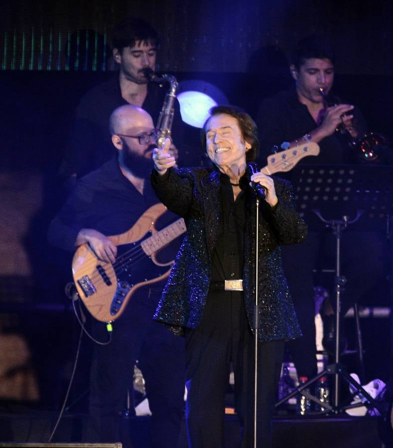 En imágenes, el concierto de Raphael en la Plaza de España