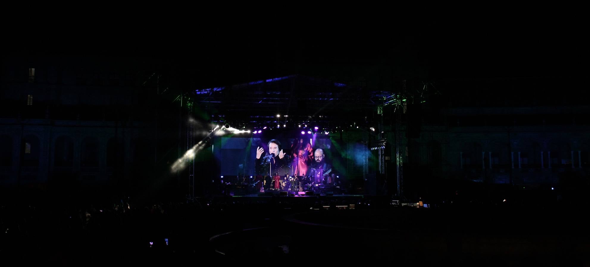 En imágenes, el concierto de Raphael en la Plaza de España