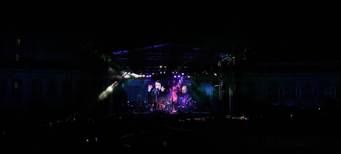 En imágenes, el concierto de Raphael en la Plaza de España