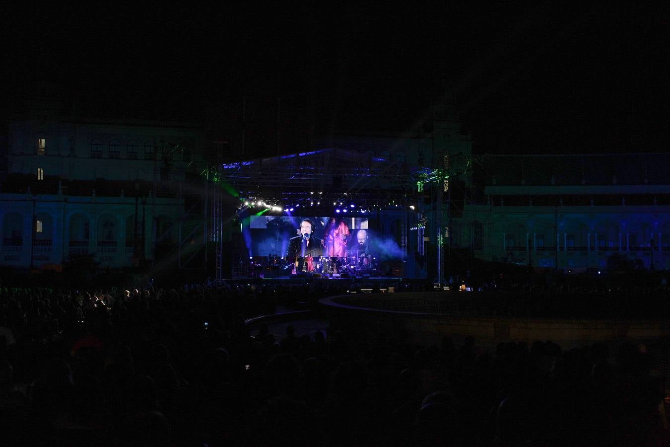 En imágenes, el concierto de Raphael en la Plaza de España