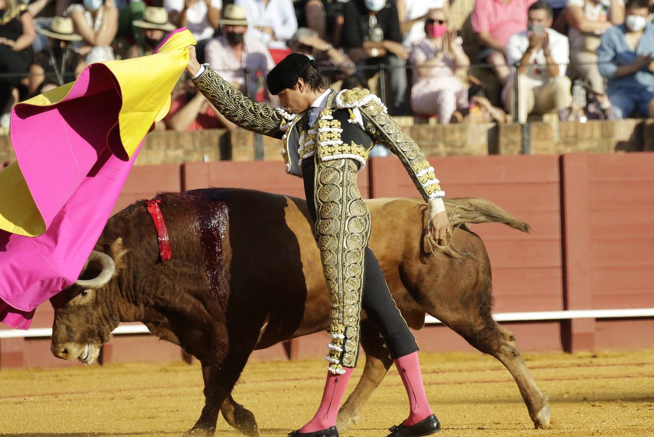 Roca Rey, de negro y oro en la Maestranza