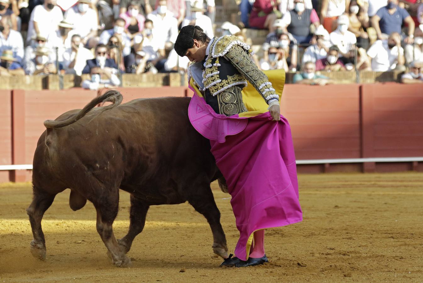 Roca Rey, de negro y oro en la Maestranza