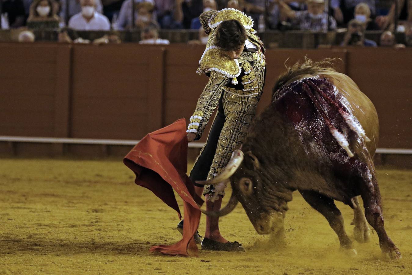 Roca Rey, de negro y oro en la Maestranza