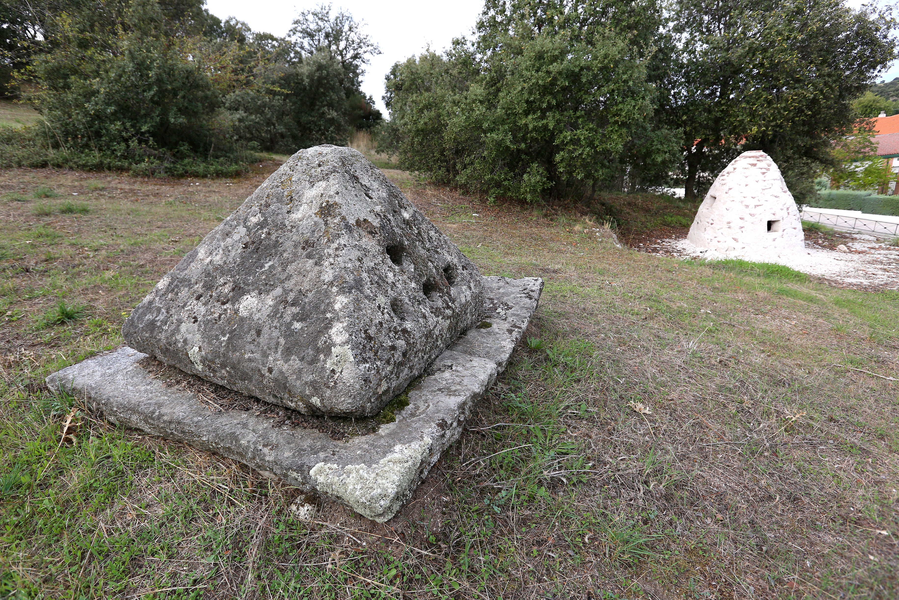 Respiradero piramidal de granito. 