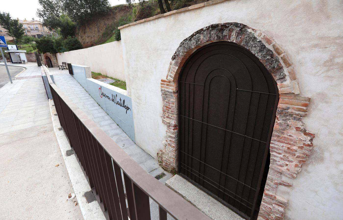 Entrada a las cuevas del Museo del Vino. 