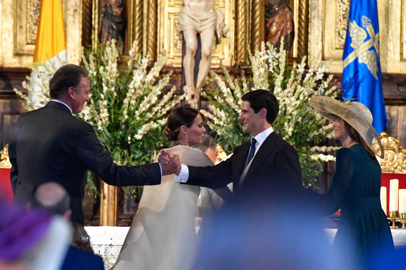 Los novios juntos a sus padres en el interior del templo. 