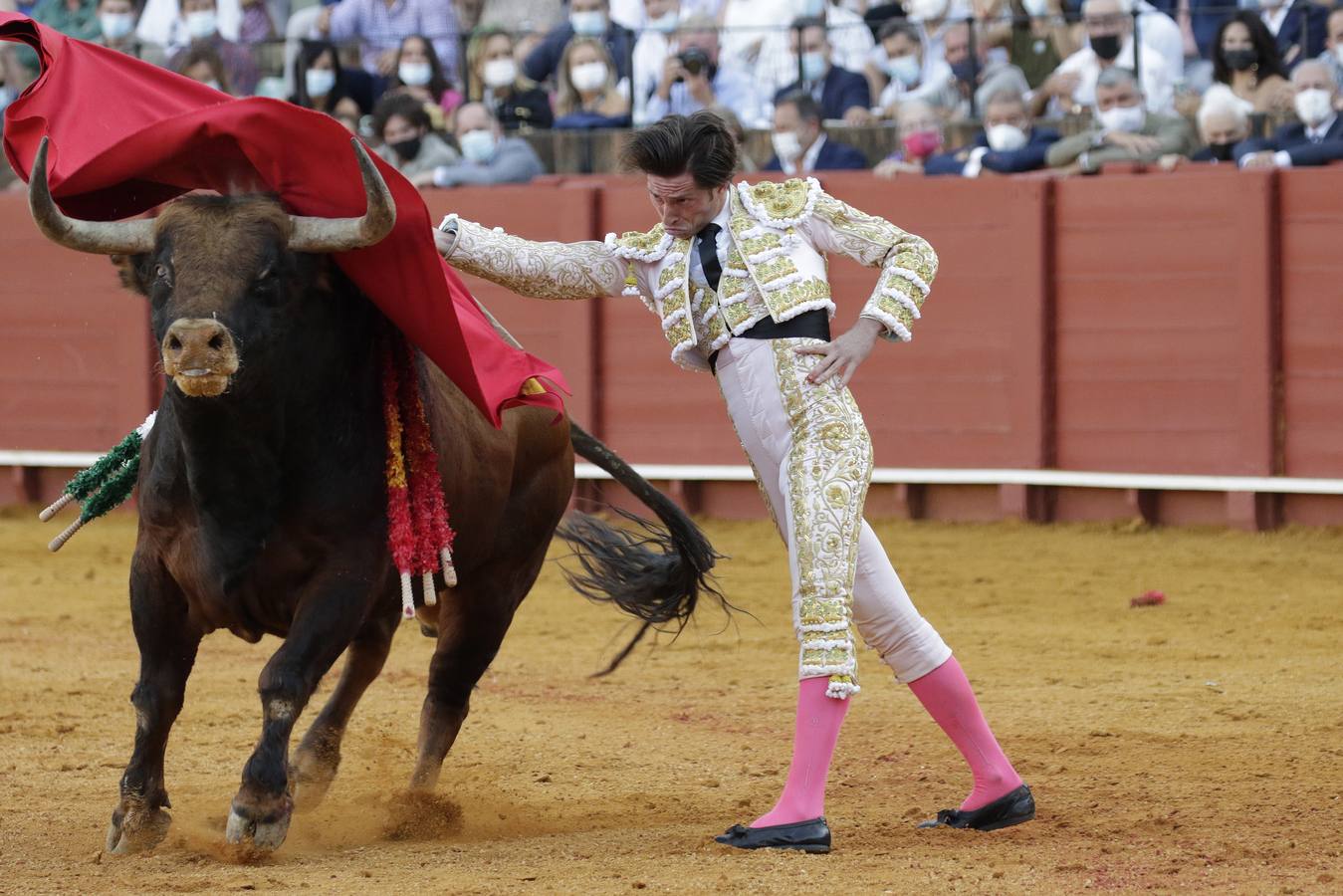 Ángel Jiménez, de blanco y oro en la Maestranza