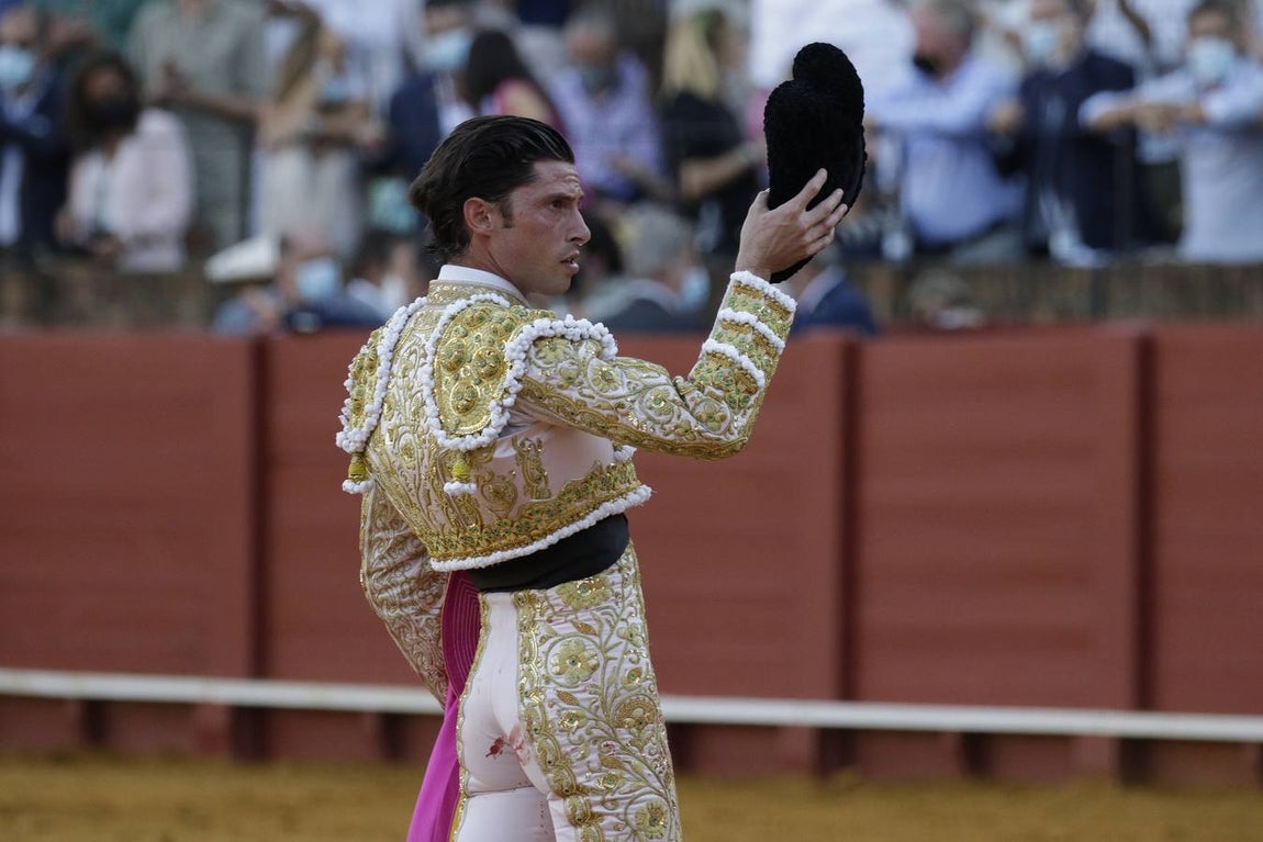 Ángel Jiménez, de blanco y oro en la Maestranza