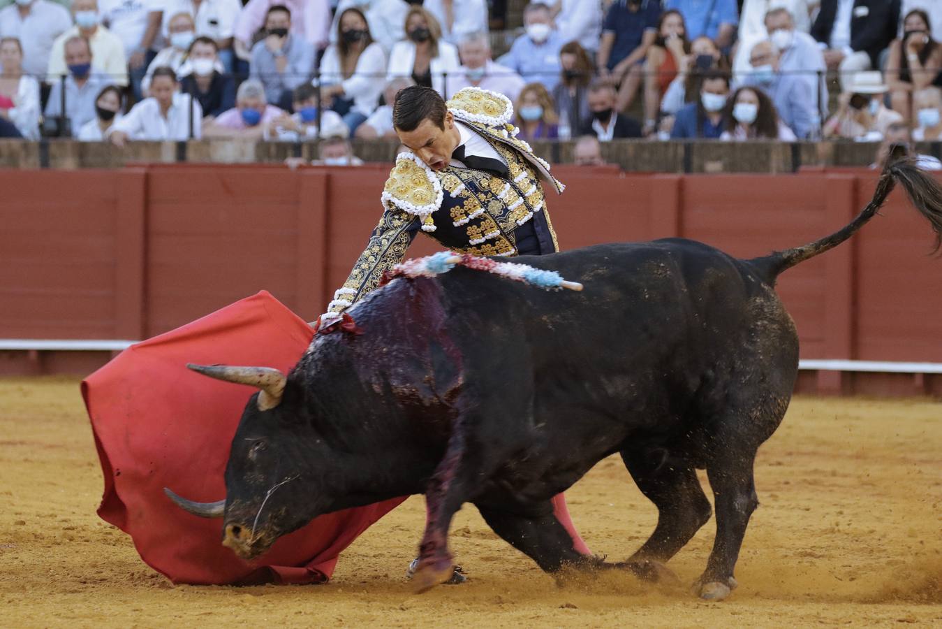 José Mª Manzanares, de azul marino y oro en la Maestranza